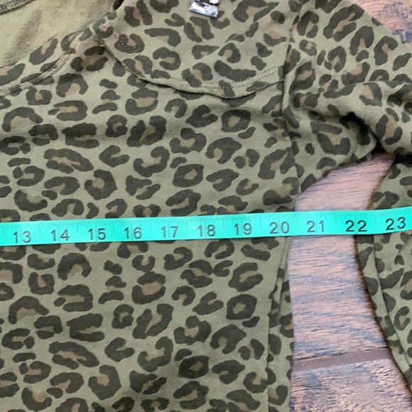 🦋 3 for $30! Like new! Leopard Sweatshirt with Jeweled Shoulders Rue 21 - Picture 8 of 11
